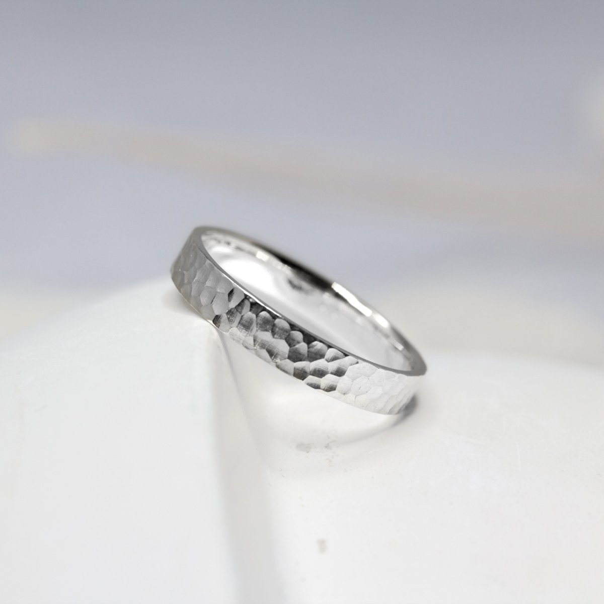 Alliance en or blanc 18 carats Fairmined, réalisée à la main.