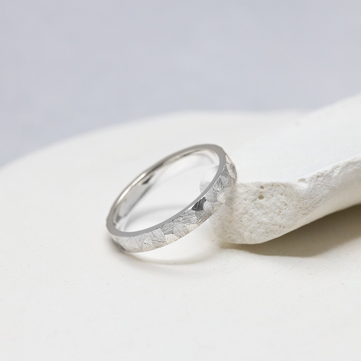 Alliance en or blanc 18 carats Fairmined. Fabrication française artisanale.