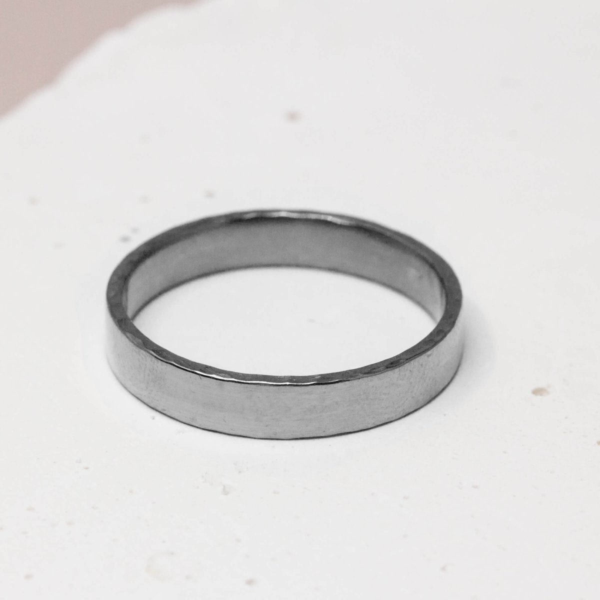 Alliance de mariage artisanale en or gris palladié.