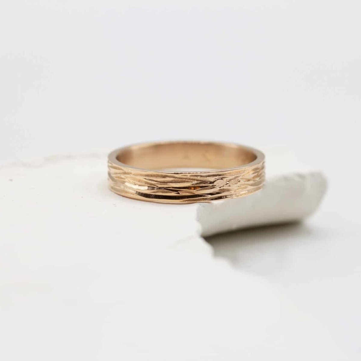 Alliance Amandier - ruban 3 mm réalisée en or rouge 18 carats Fairmined à Paris