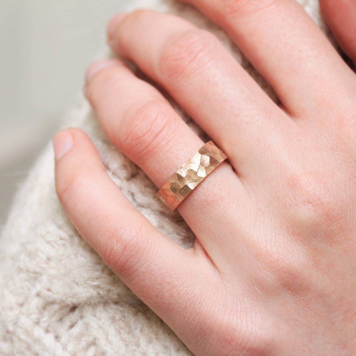 Alliance Staël - ruban 6 mm portée et réalisée en or rouge 18 carats Fairmined à Paris