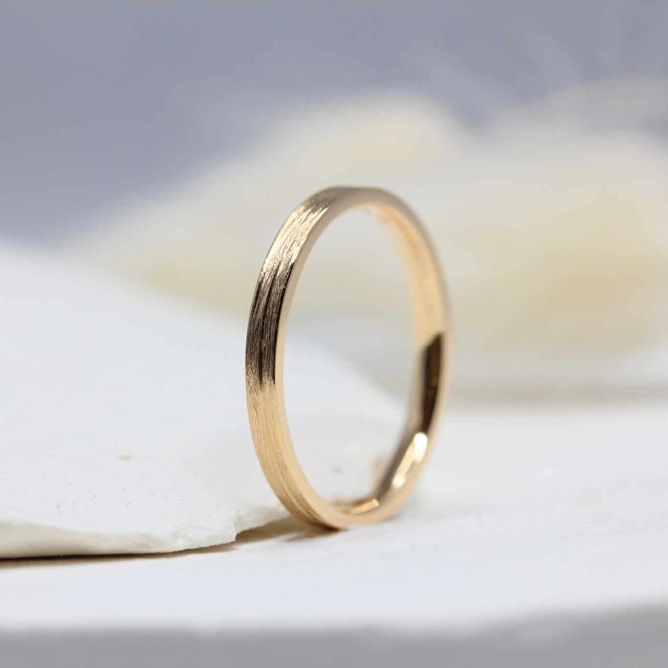 Alliance Casildée - ruban 2 mm réalisée en or rose-champagne 18 carats Fairmined à Paris