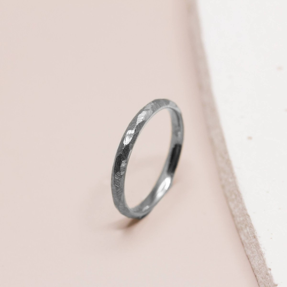 Alliance artisanale en or gris palladié 18 carats Fairmined.