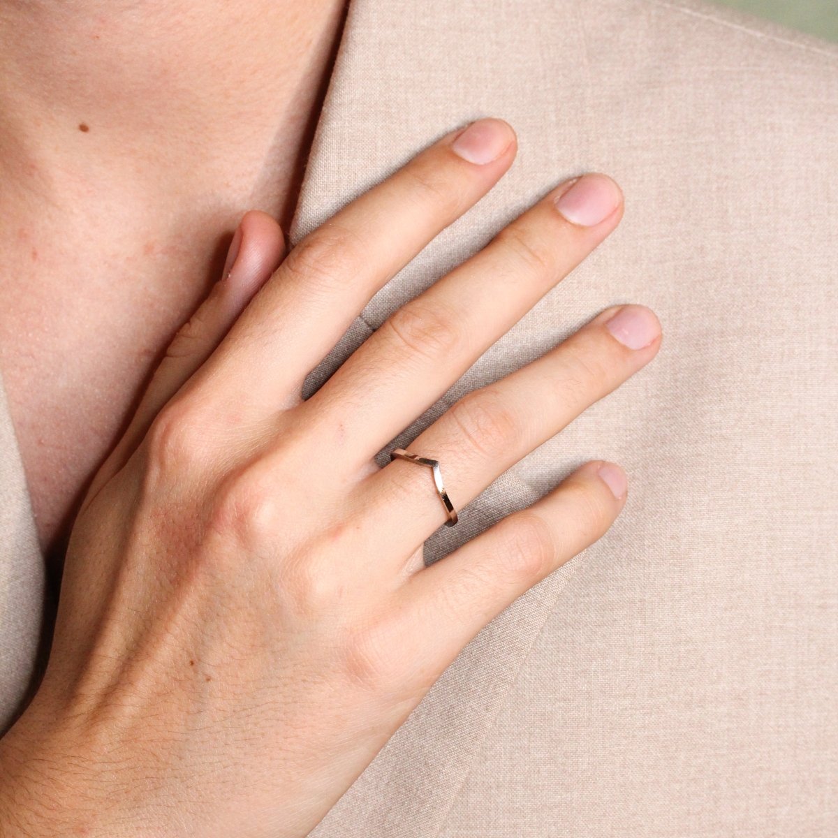 Alliance mariage en v éco-responsable en or gris Fairmined