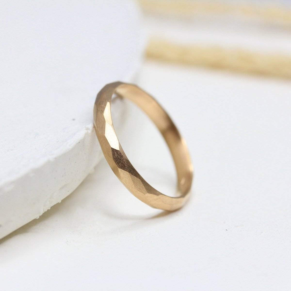 Alliance Nisma originale texturée demi-jonc 3 mm réalisée en or rose-champagne 18 carats Fairmined à Paris