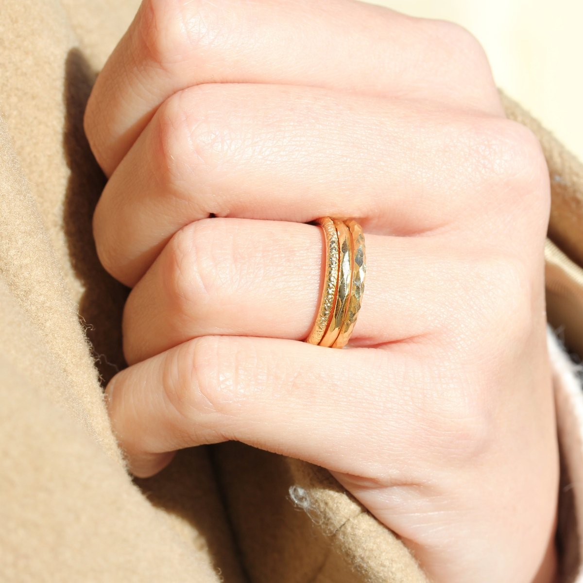 Bague artisanale en or Fairmined éco-responsable. Fabriqué à Paris dans notre atelier de joaillerie.