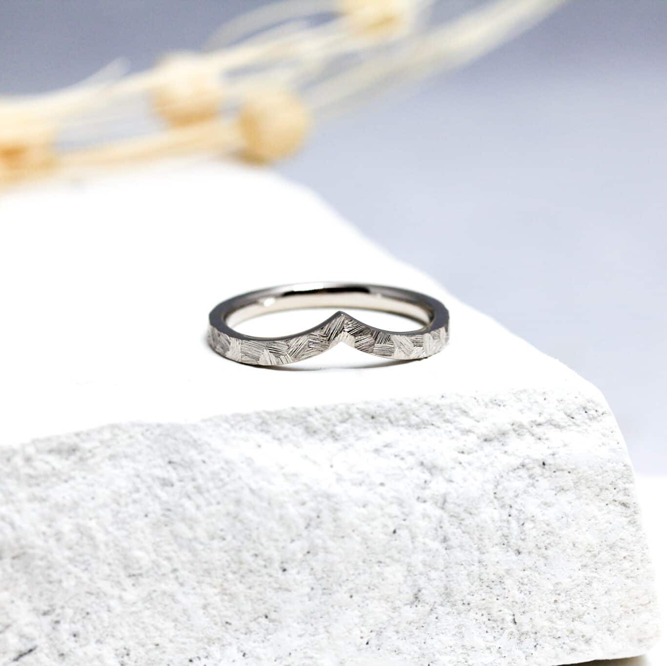 Bague Azur Staël façonnée en or blanc 18 carats Fairmined à Paris