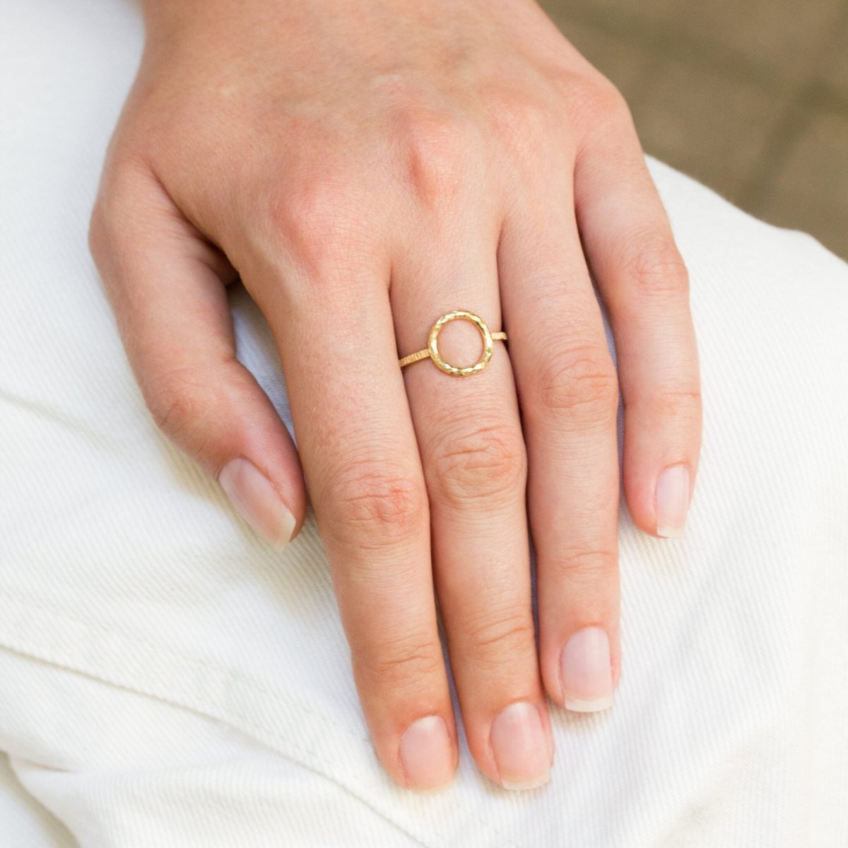 Bague Cercle Sarita portée réalisée en or jaune 18 carats Fairmined à Paris
