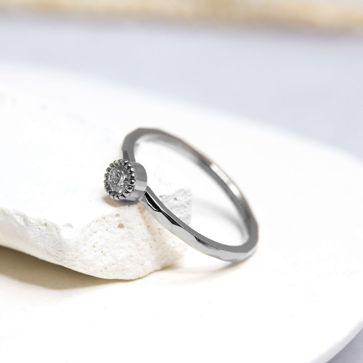 Bague de fiançailles originale en or gris Fairmined.