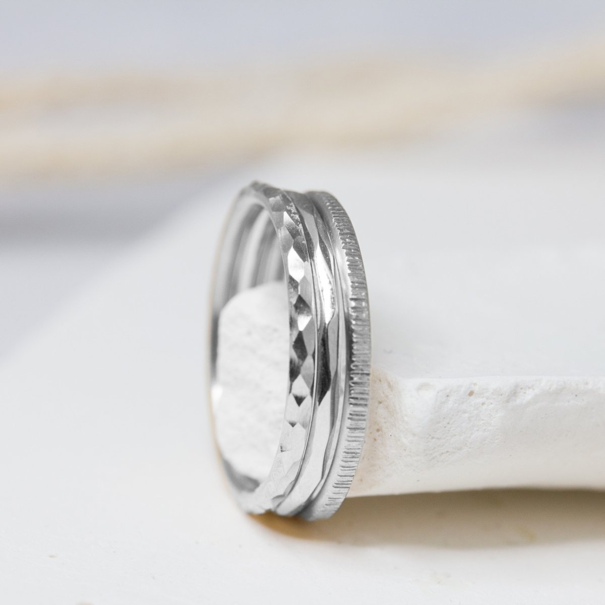 Bagues empilables en or blanc Fairmined 18 carats. Réalisée à Paris dans notre atelier de joaillerie.