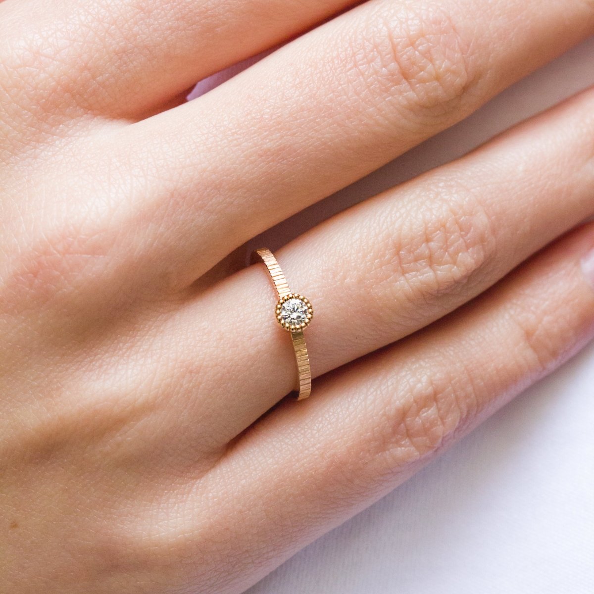 Bague de fiançailles éthique et orginale en or Fairmined et ornée d'un diamant de synthèse. Fabriquée en France dans notre atelier de joaillerie à Paris.