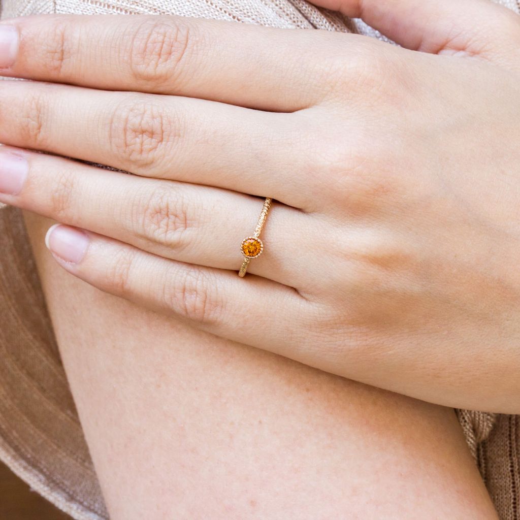 Bague en or rouge 18 carats Fairmined, ornée d'un saphir orange.