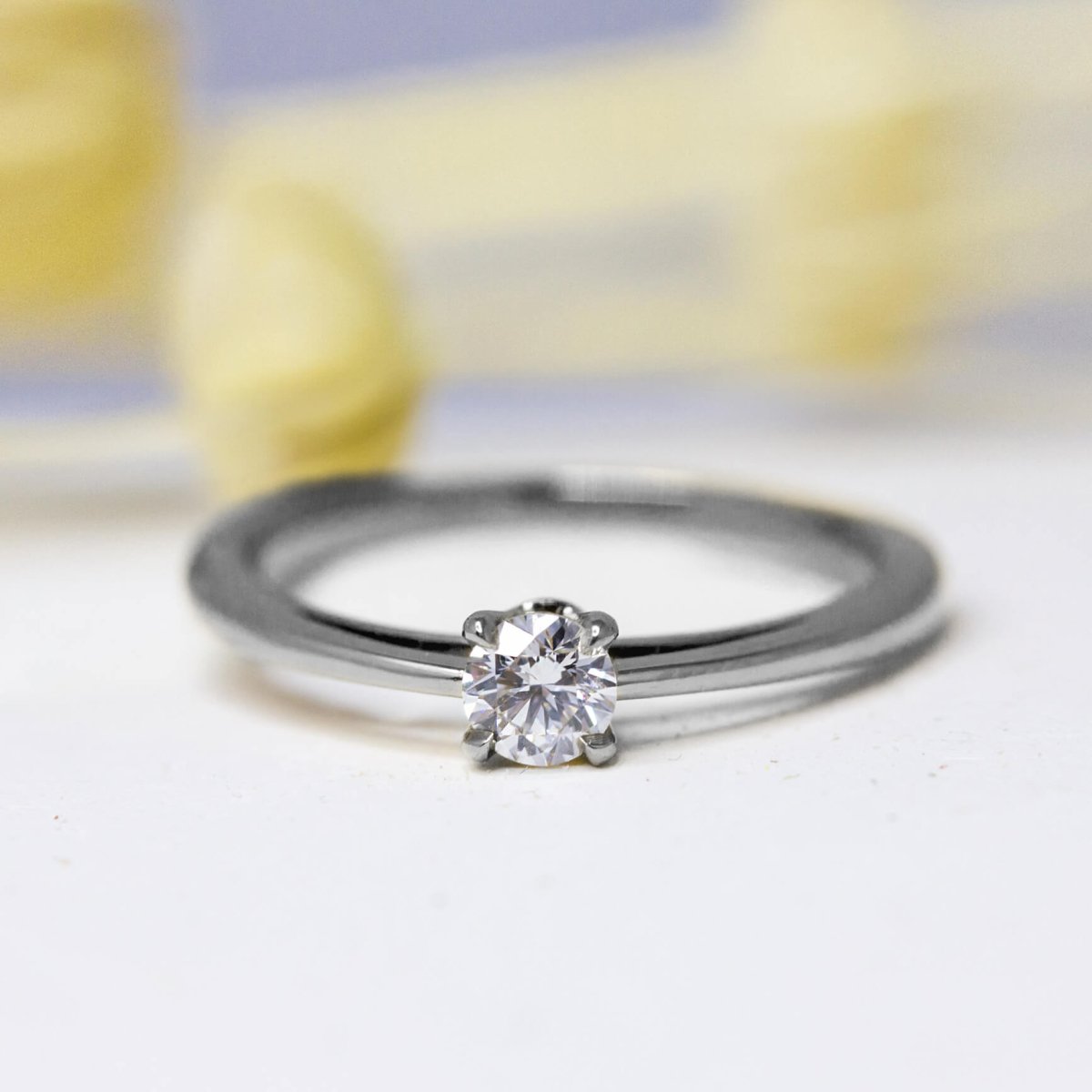 Bague de fiançailles artisanale en or gris palladié Fairmined, ornée d'un diamant.