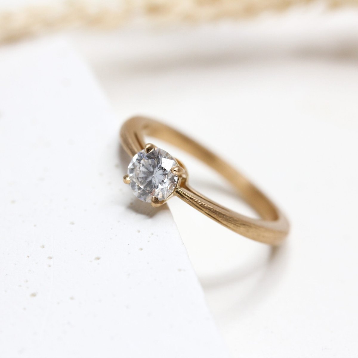 Bague Jacqueline Casildée en or rose-champagne 18 carats Fairmined et ornée d'un diamant de synthèse