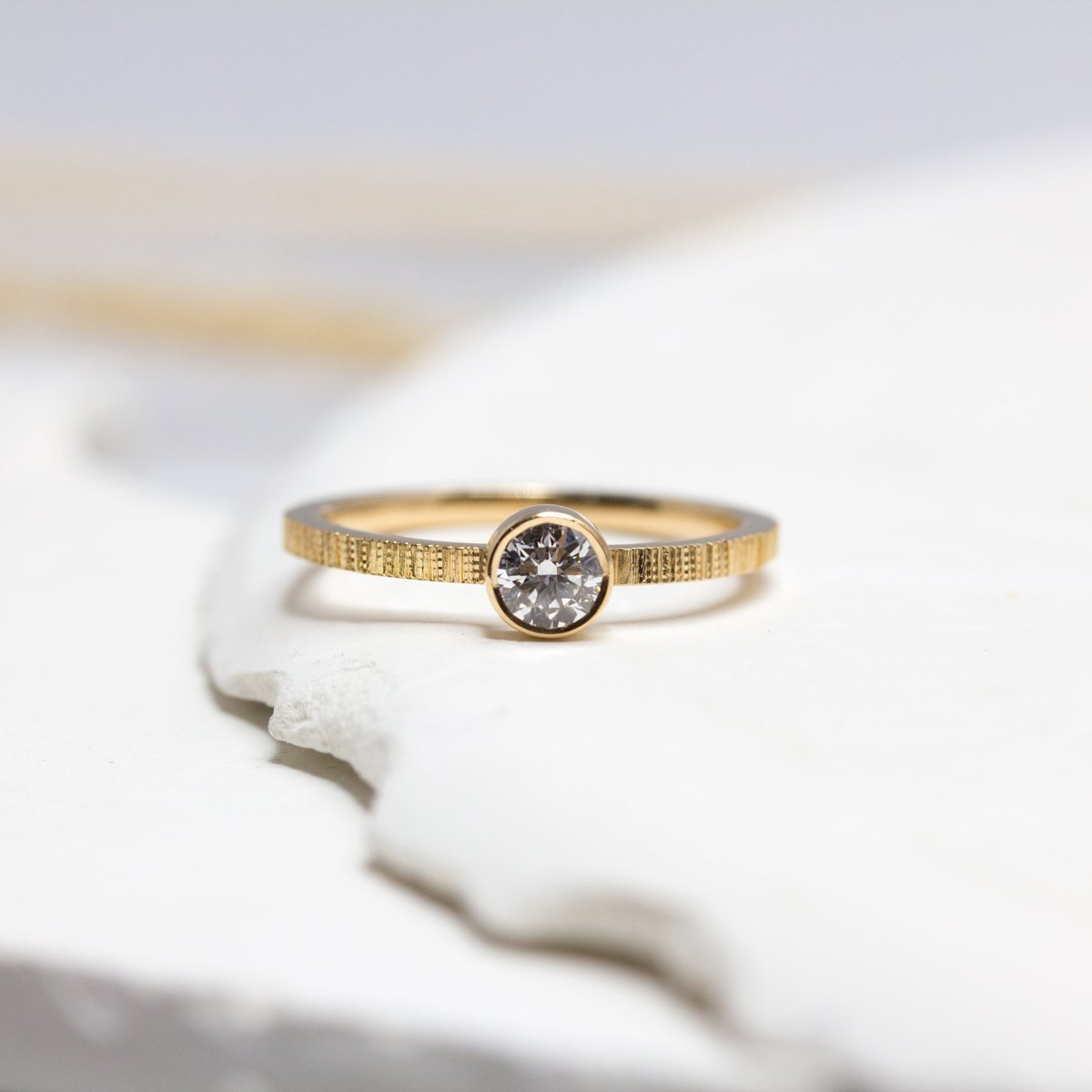 Bagues de fiançailles diamant en or éthique 18 carats Fairmined façonnée dans notre atelier de joaillerie à Paris et à Lyon.