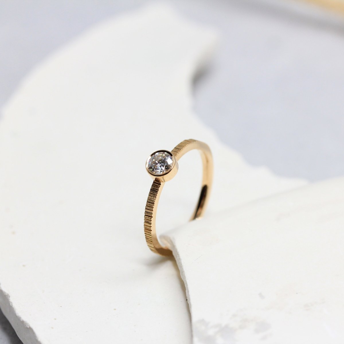 Bagues de fiançailles diamant en or éthique 18 carats Fairmined façonnée dans notre atelier de joaillerie éthique à Paris et à Lyon.