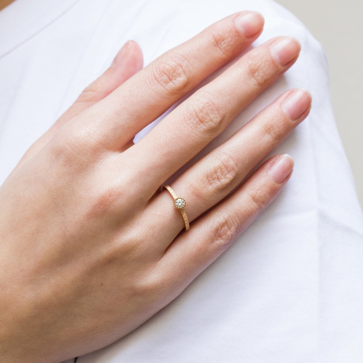 Bague de fiançailles éco-responsable en or Fairmined 18 carats. Fabriquée à Paris dans notre atelier de joaillerie.