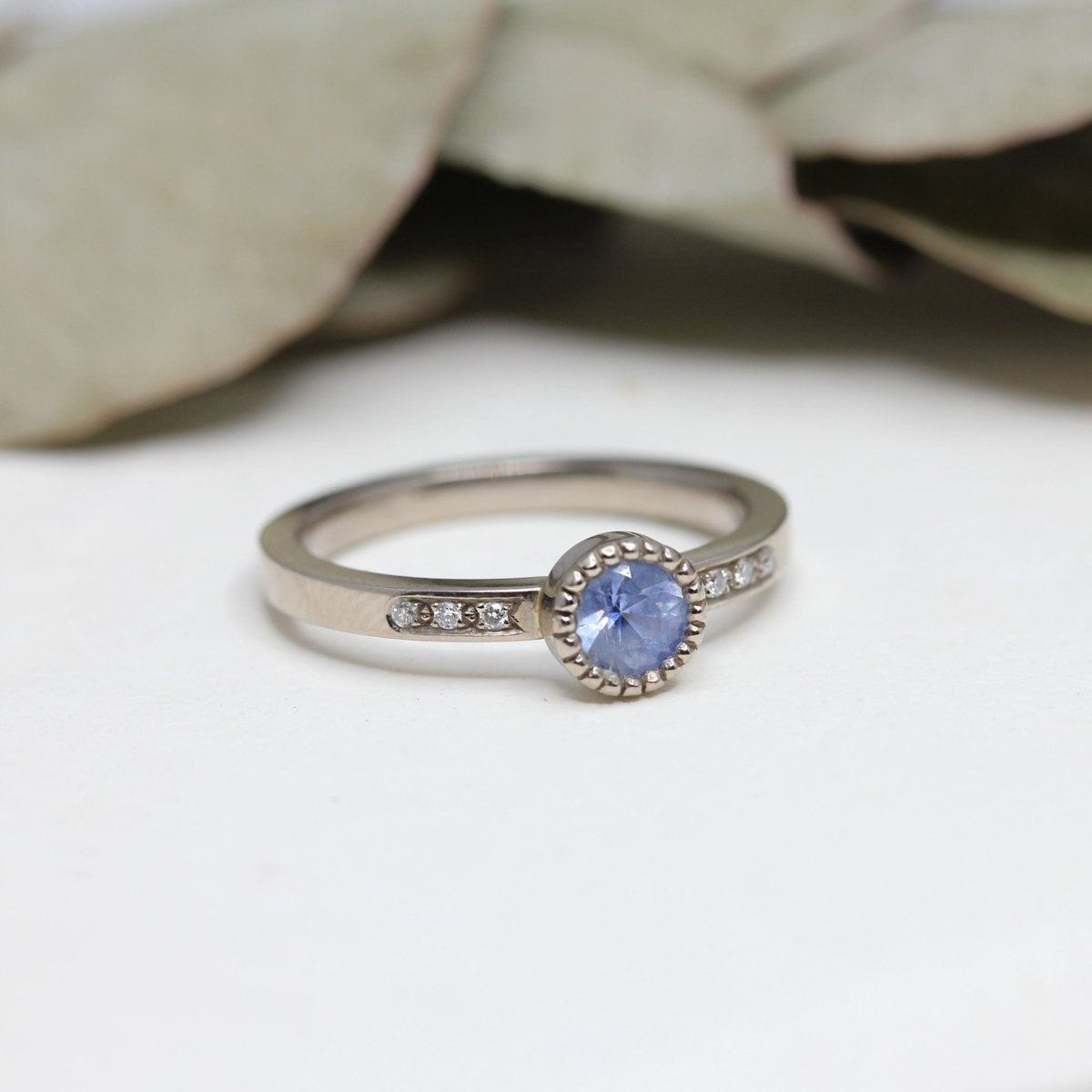 Bague naissance or gris saphir diamants Madeleine