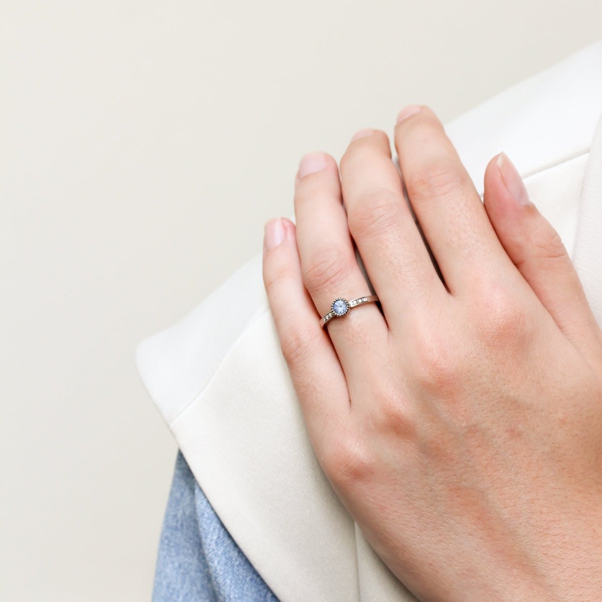 Bague fiançailles or gris saphir diamants Madeleine