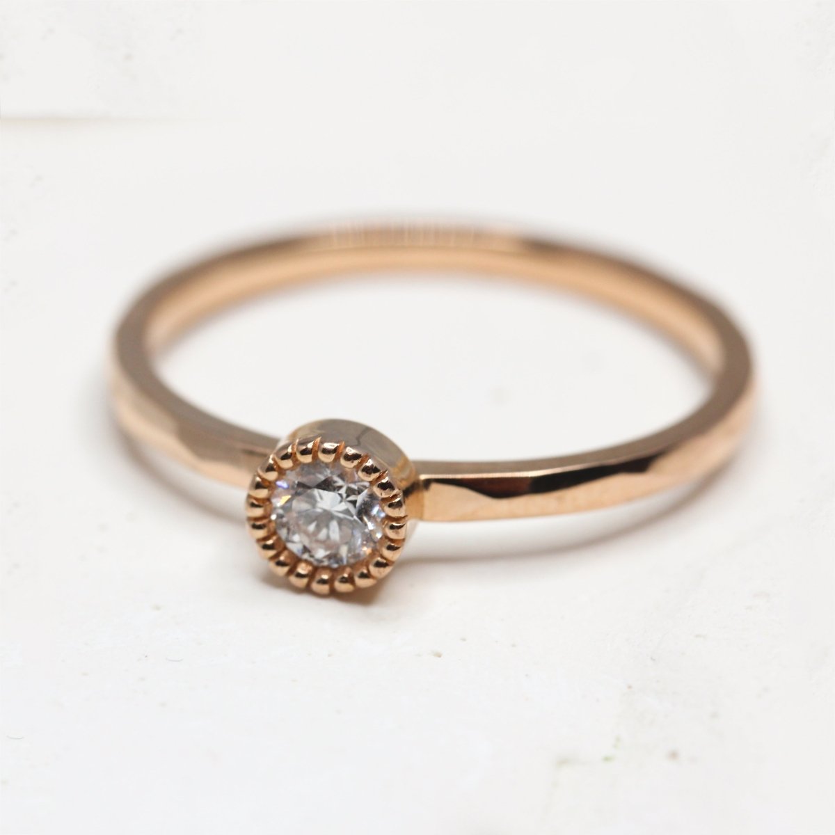 Bague de fiançailles vintage éco-responsable en or rouge Fairmined, fabriquée à Paris dans notre atelier de joaillerie.