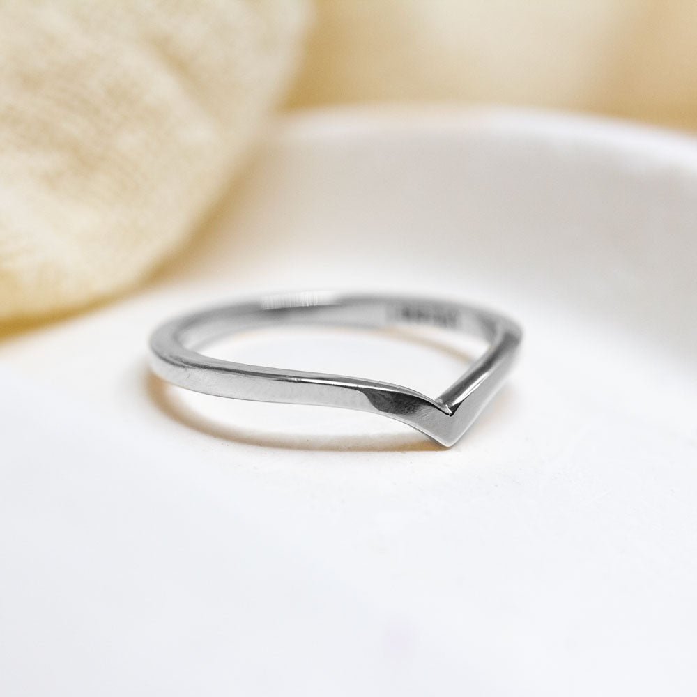 Bague de mariage en or gris palladié Fairmined dans un atelier de joaillerie artisanal.