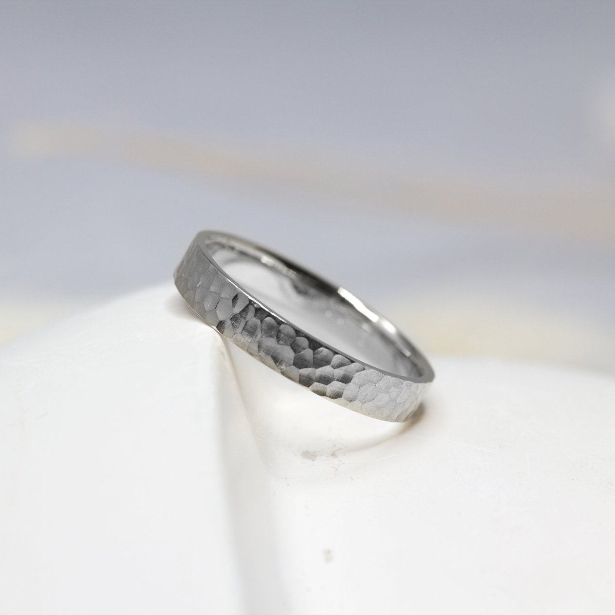 Alliance originale martelée Sarita ruban 3mm en or gris façonnée artisanalement.