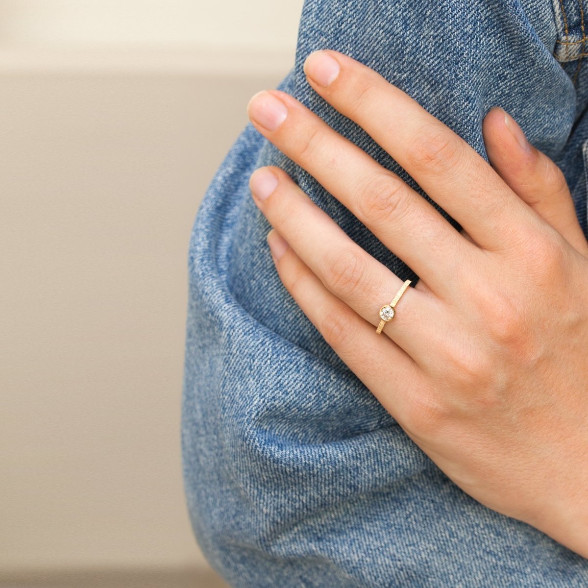 Bague de fiançailles en or éthique, ornée d'un diamant de synthèse.