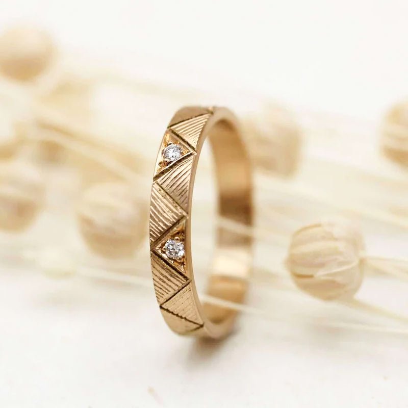 Bague originale ornée de 3 diamants façonnée en or rose-champagne 18 carats Fairmined dans notre atelier de joaillerie à Paris