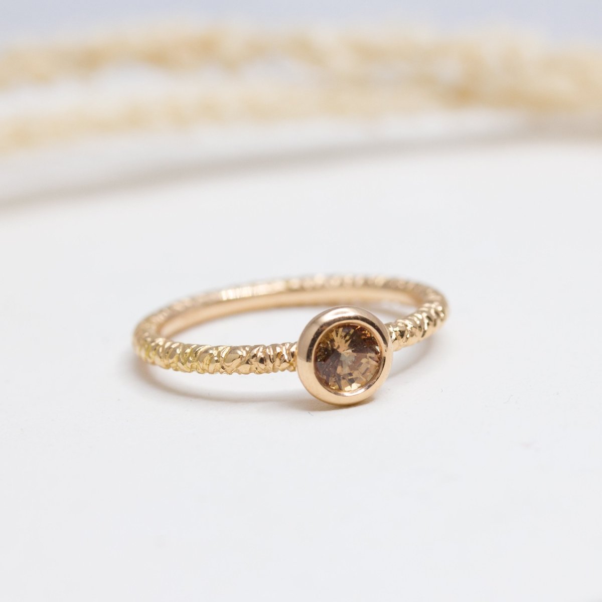 Bague originale or rouge Ayamé saphir orange artisanale Paris