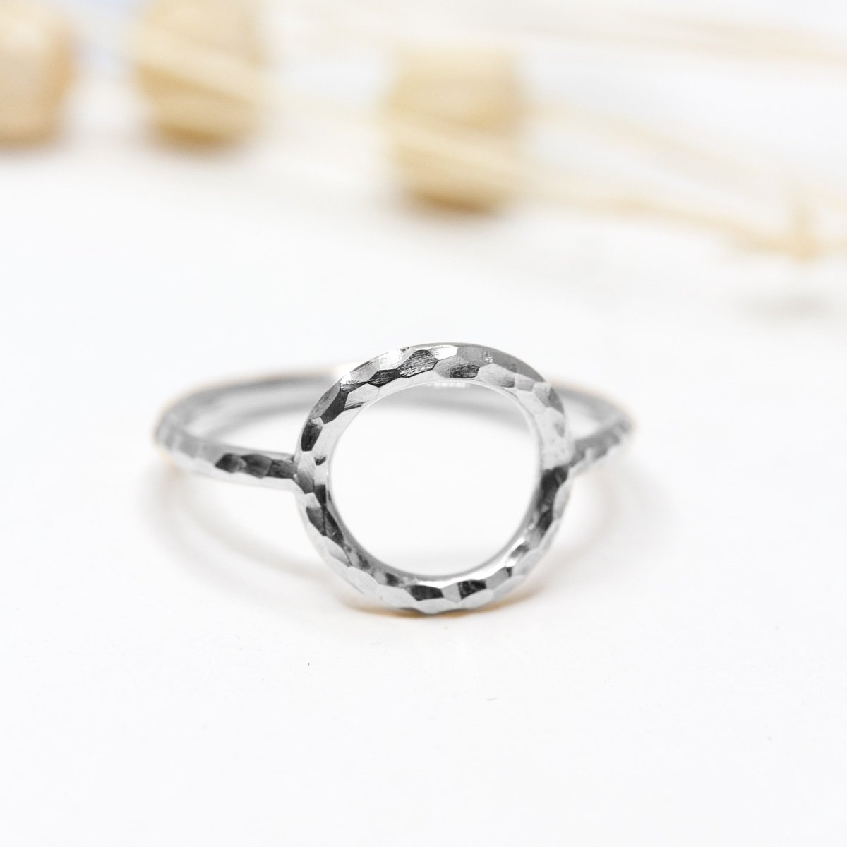 Bague artisanale en or blanc équitable.