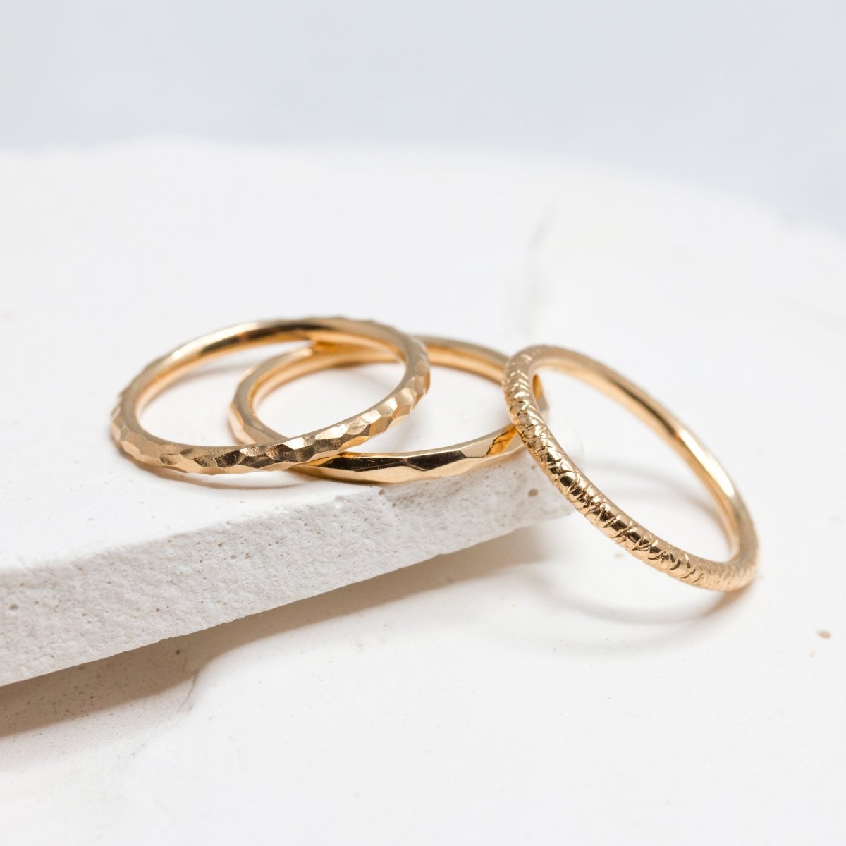 Bague originale à empiler en or rouge éthique Fairmined. Fabriqué à Paris dans notre atelier de joaillerie.