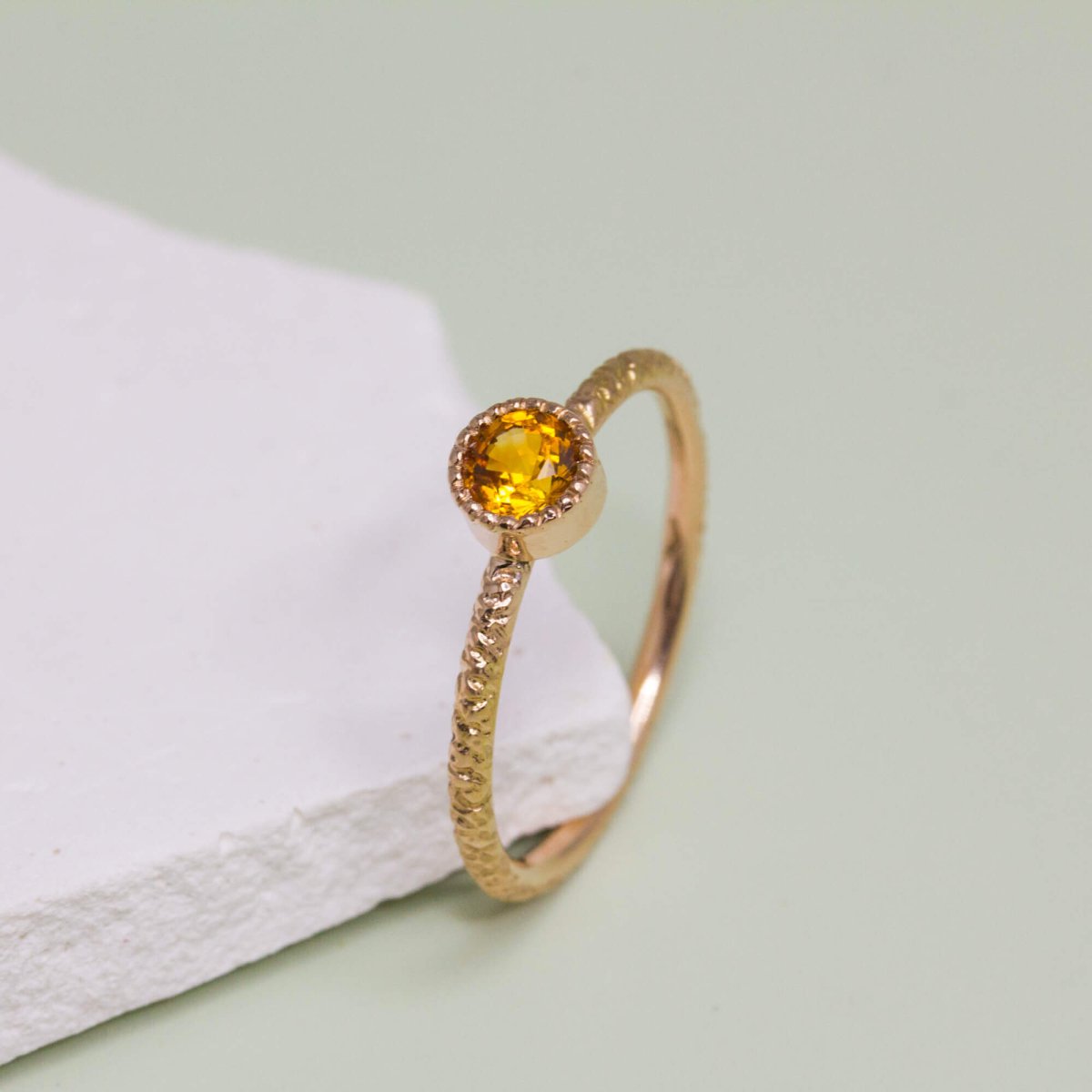 Bague en or rouge 18 carats Fairmined et son saphir orange.