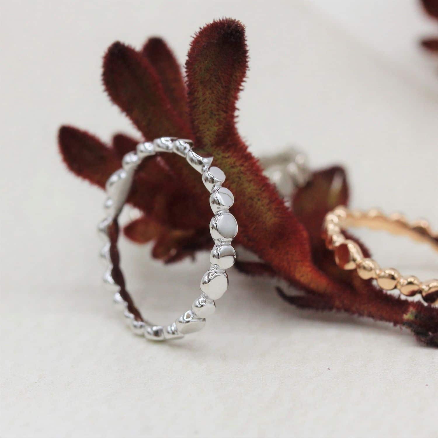 Bague Pépite façonnée en or blanc 18 carats Fairmined à Paris