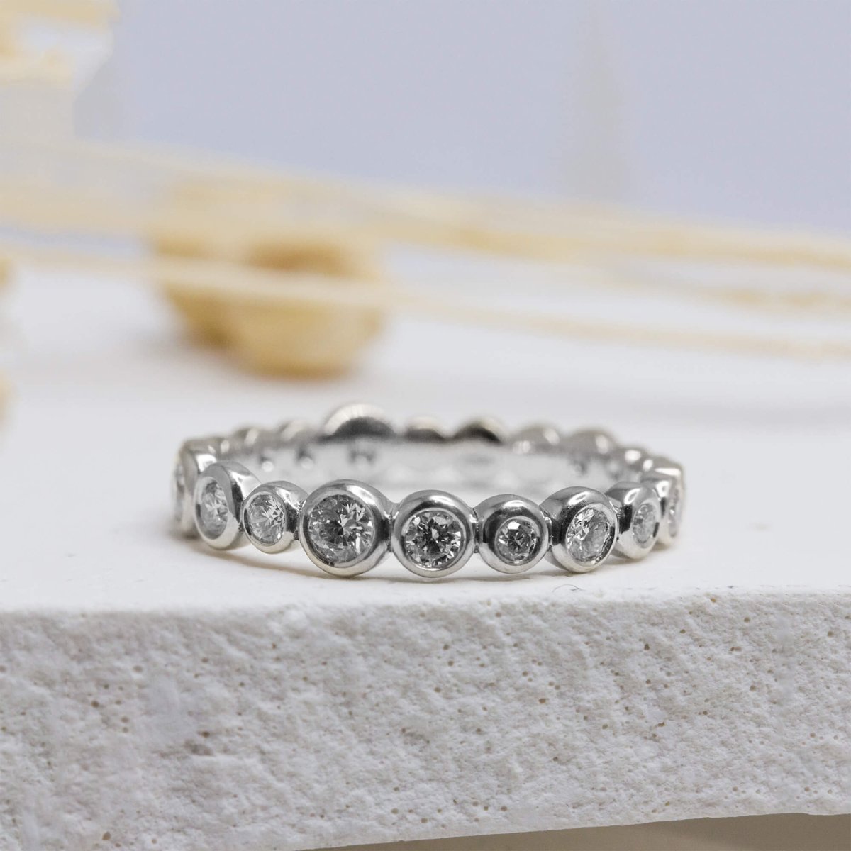 Bague originale en or gris palladié Fairmined, ornée de diamants.