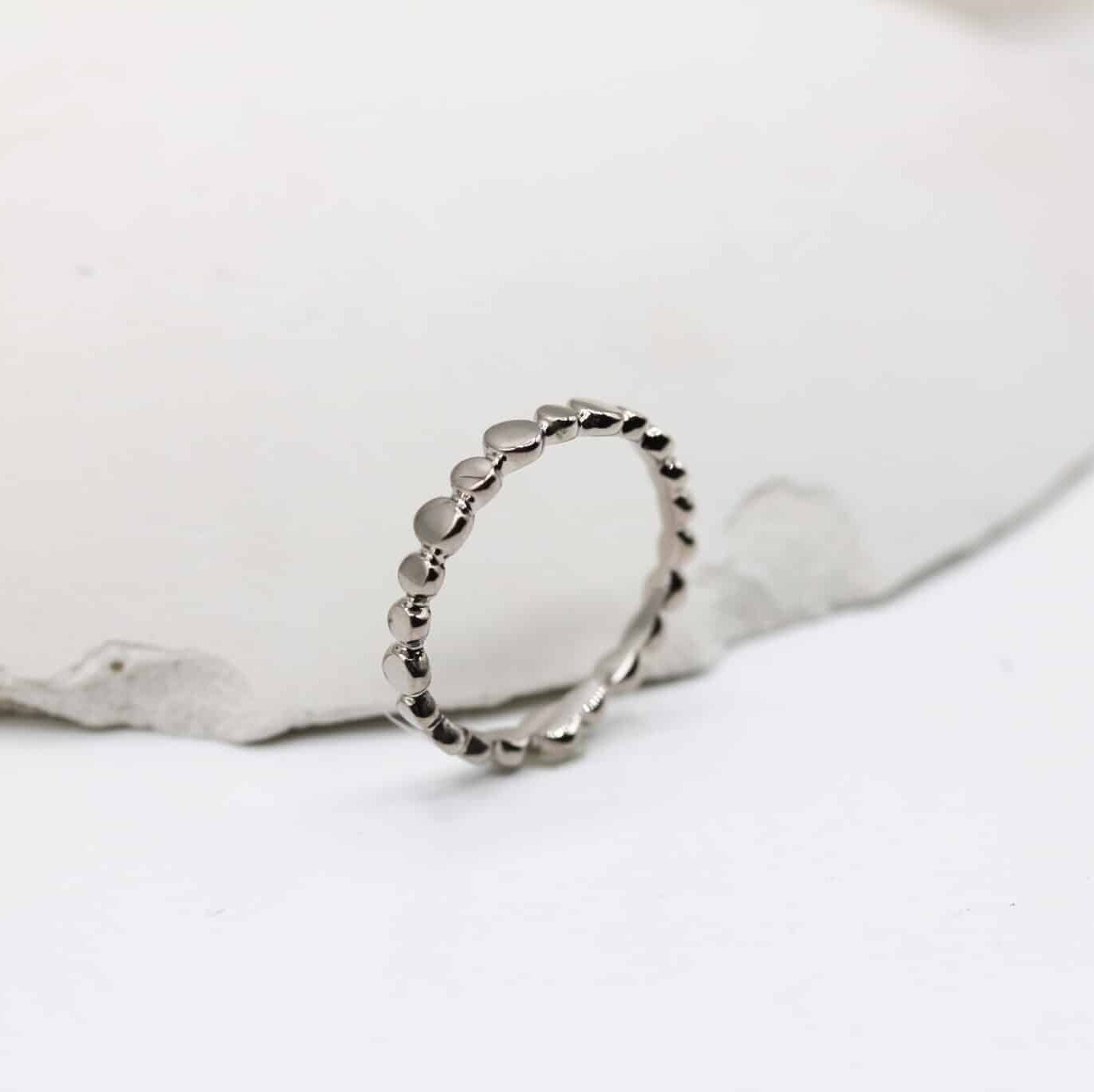 Bague Pépite façonnée en or gris palladié 18 carats Fairmined à Paris