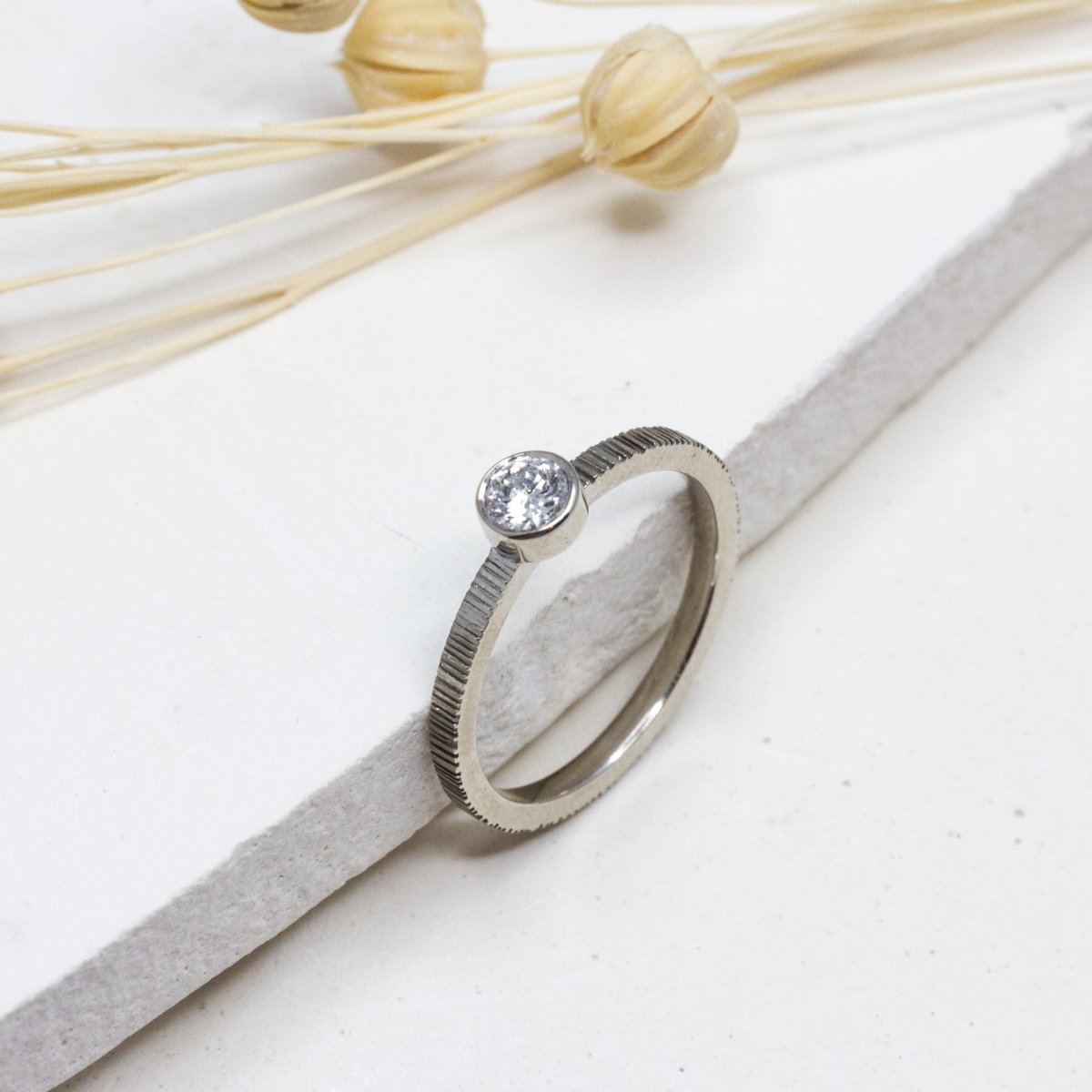 Bague de fiançailles en or gris équitable Fairmined, ornée d'un diamant.