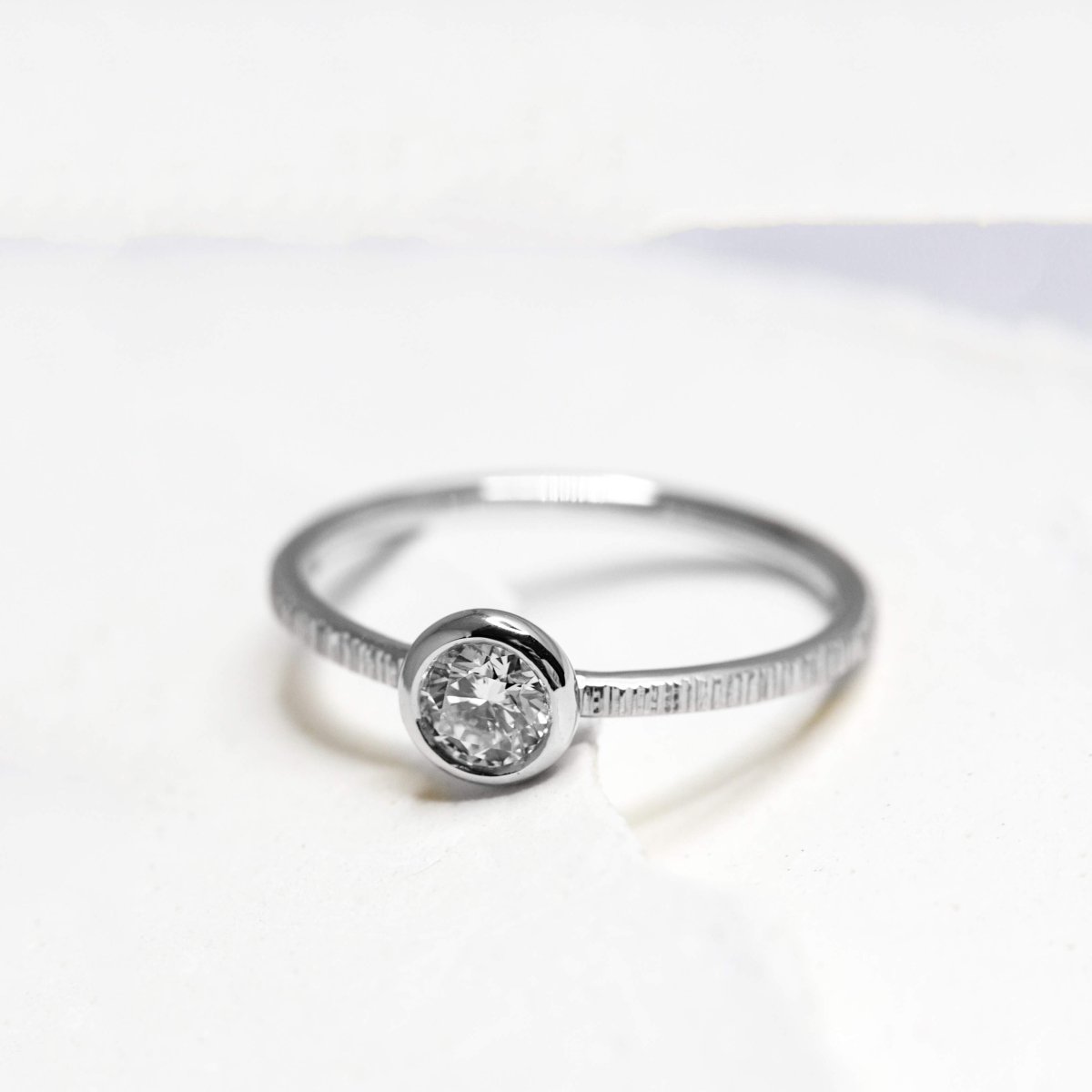 Solitaire en or blanc 18 carats Fairmined, orné d'un diamant.