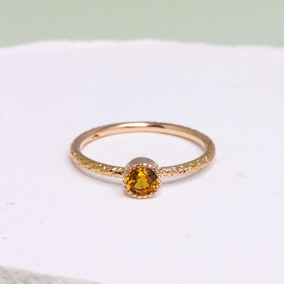 Bague originale façonnée artisanalement en or rouge 18 carats Fairmined.