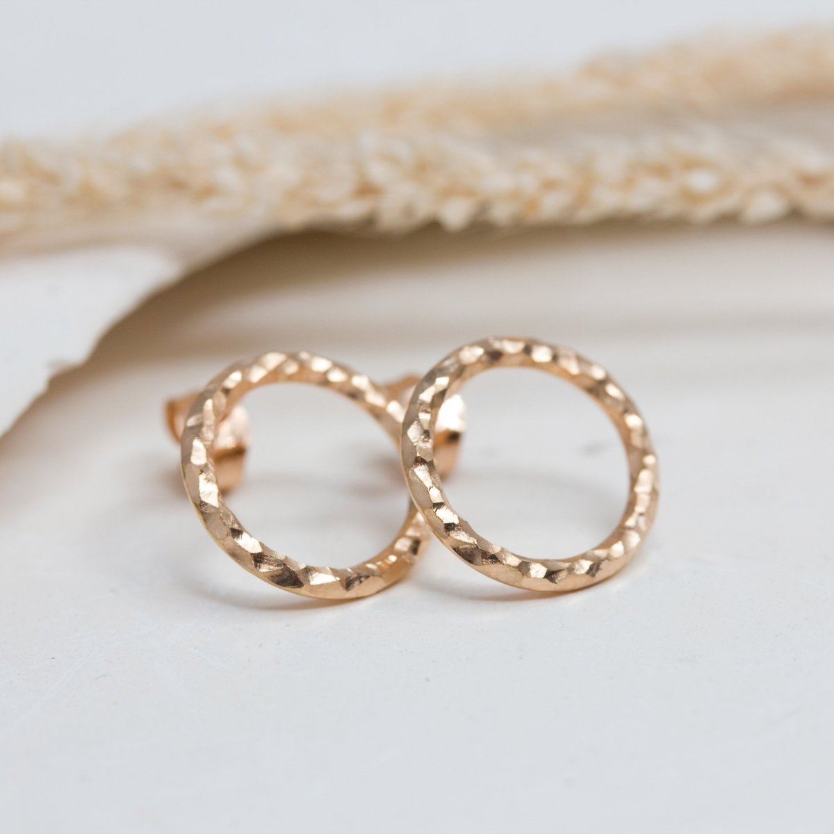 Boucles d'oreille Cercle Sarita réalisées en or rouge 18 carats Fairmined à Paris