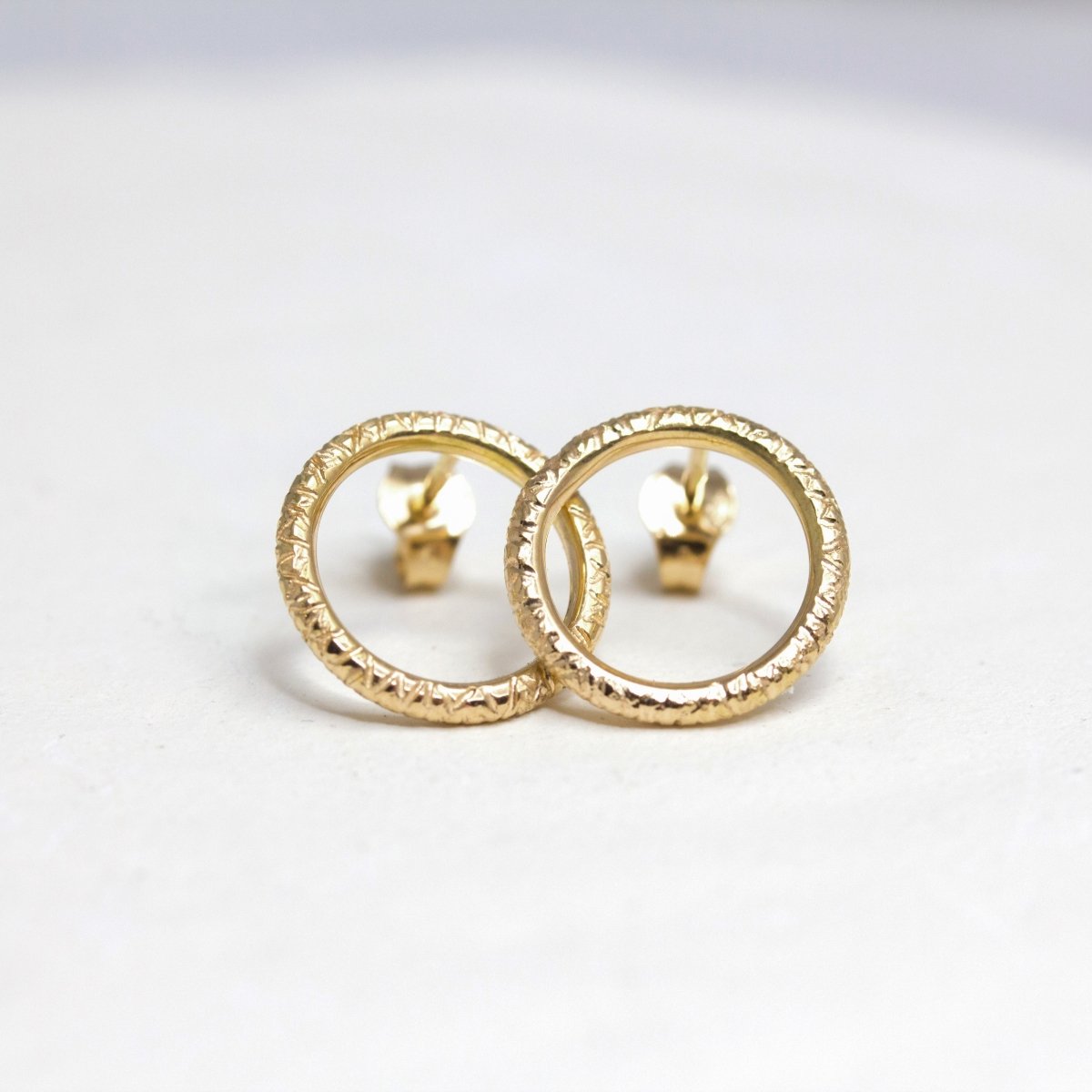 Boucles d'oreille Cercle Rosa réalisées en or rose-champagne 18 carats Fairmined à Paris