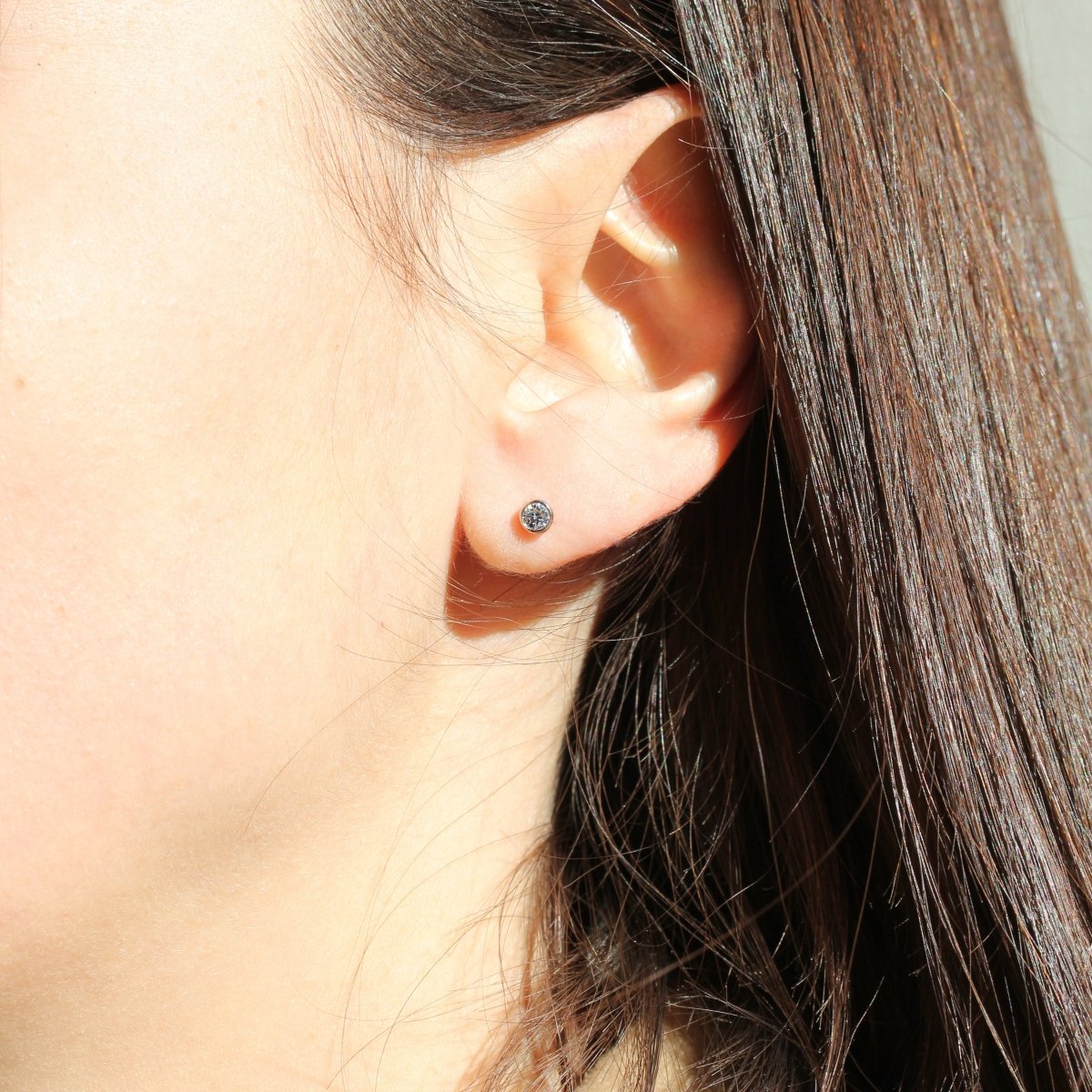 Boucles d'oreille diamants en or éthique et équitable Fairmined, façonnées à la main dans notre atelier à Paris.