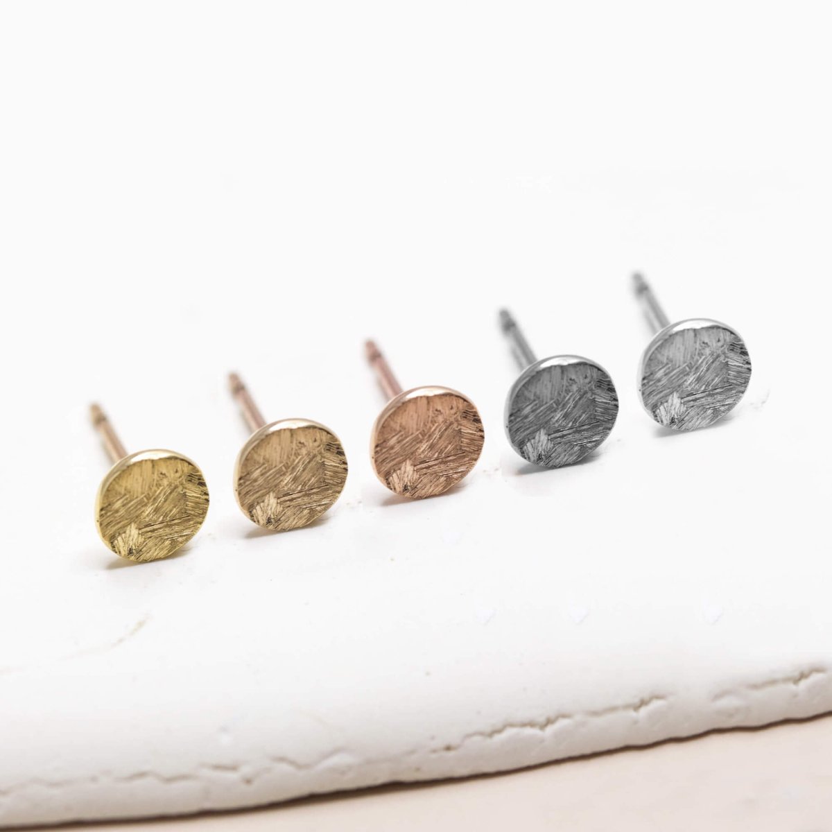 Puces d'oreille en or éthique. Joaillerie artisanale française.