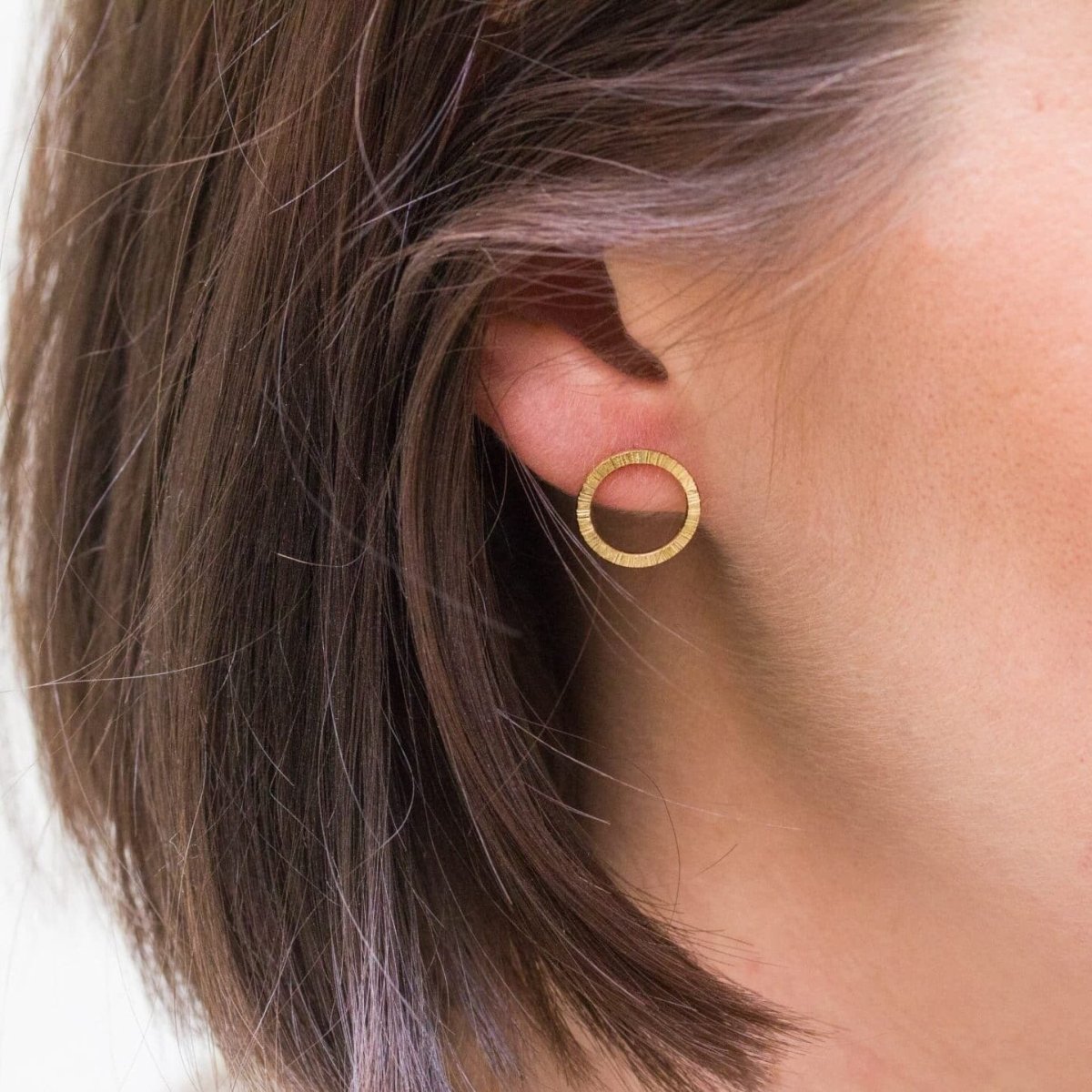 Boucles d'oreille Cercle Isandre portées et réalisées en or jaune 18 carats Fairmined à Paris