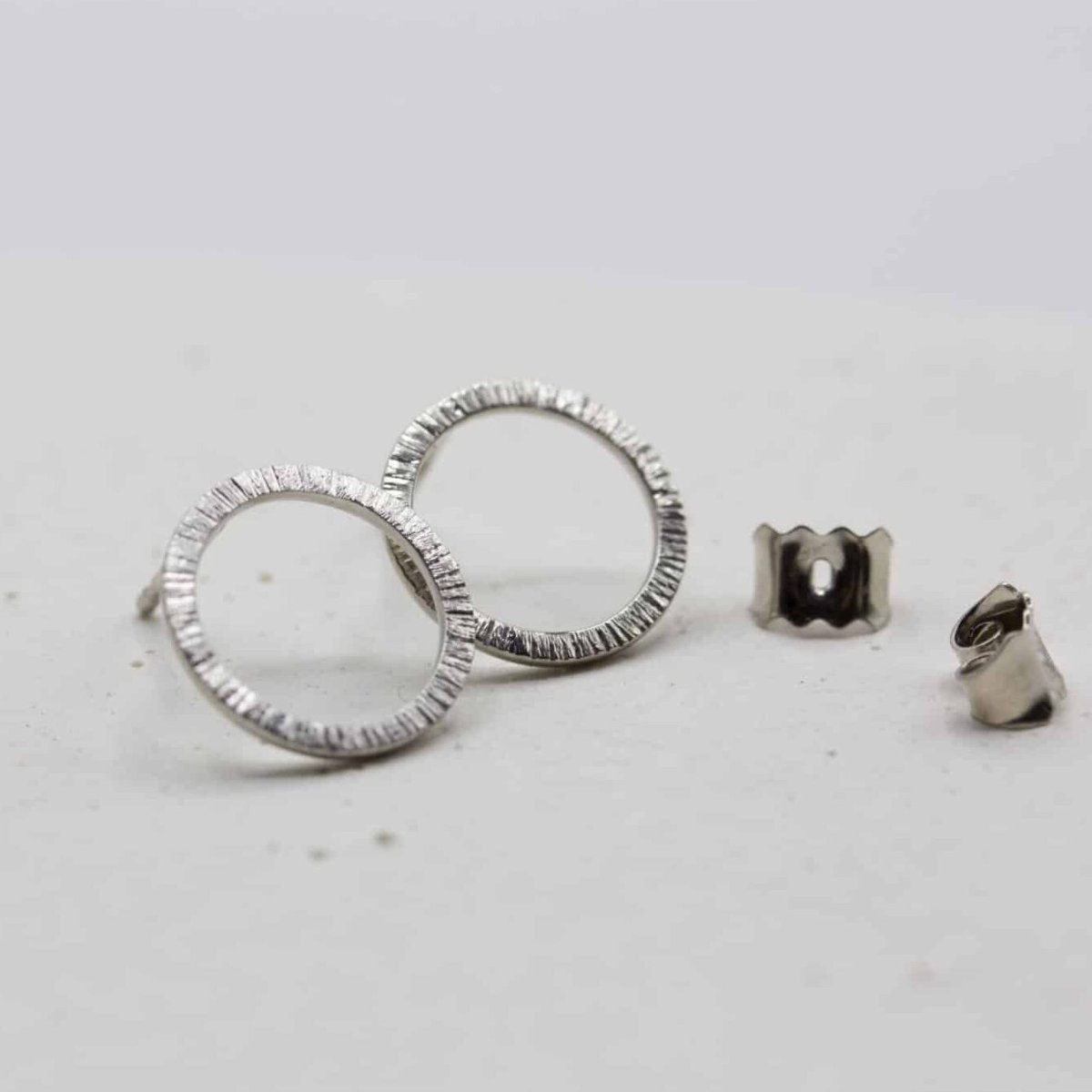 Boucles d'oreille Cercle Isandre réalisées en or gris palladié 18 carats Fairmined à Paris