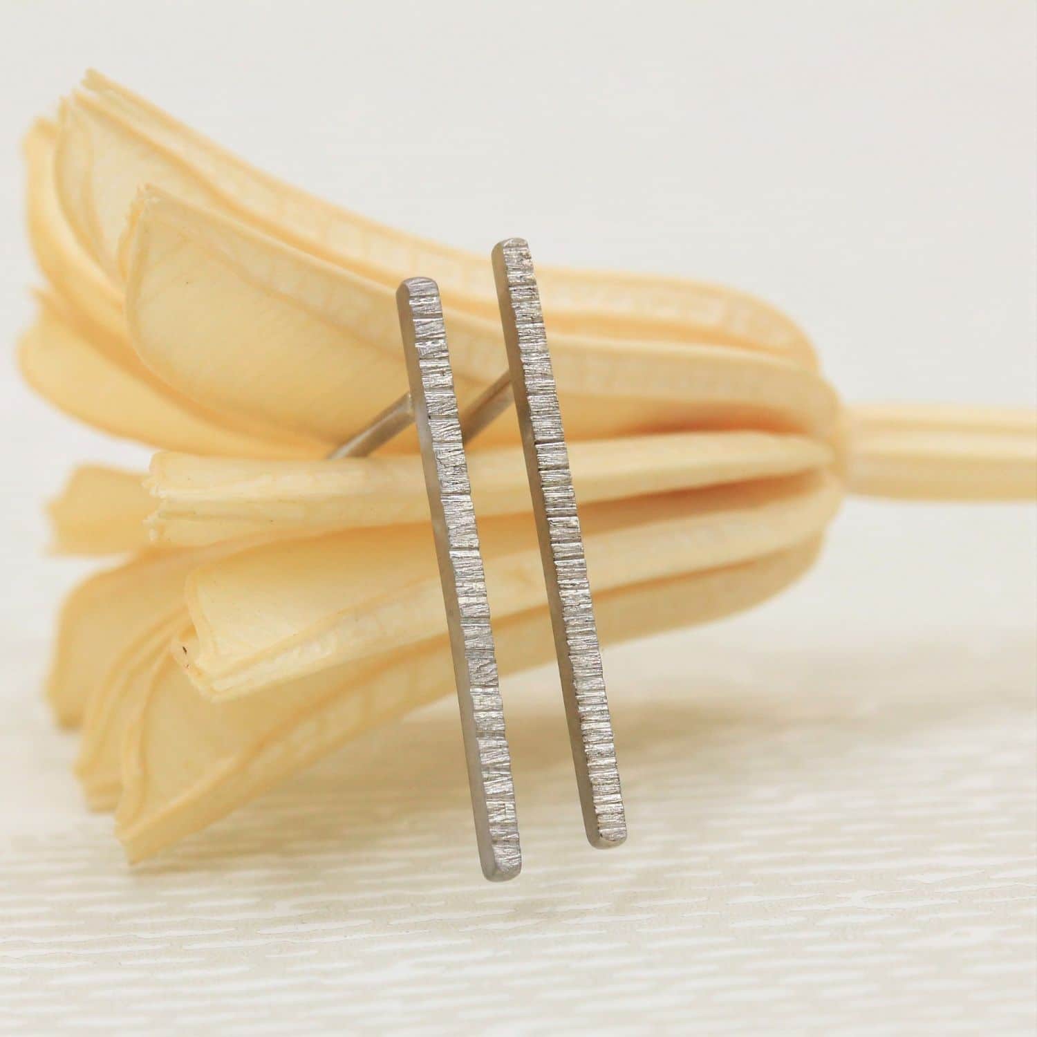 Boucles d'oreille Intiraymi Isandre réalisées en or gris palladié 18 carats Fairmined à Paris