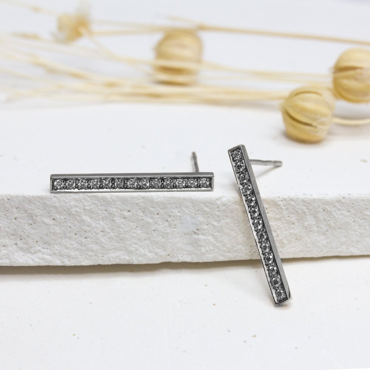 Boucles d'oreille fines ornées de diamants de synthèse en or gris palladié 18 carats Fairmined.