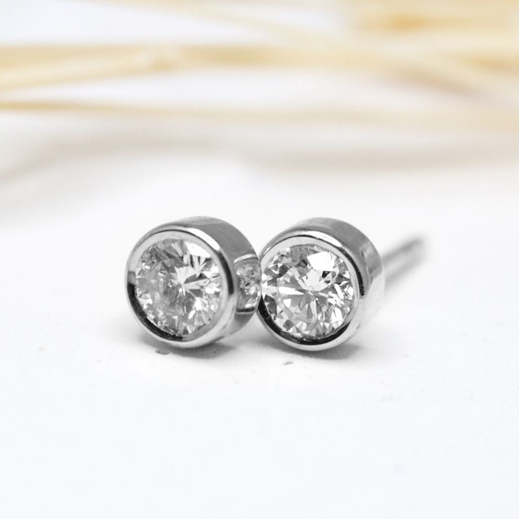 Boucles d'oreille en or blanc 18 carats éthique Fairmined, réalisée à Paris dans notre atelier de joaillerie.