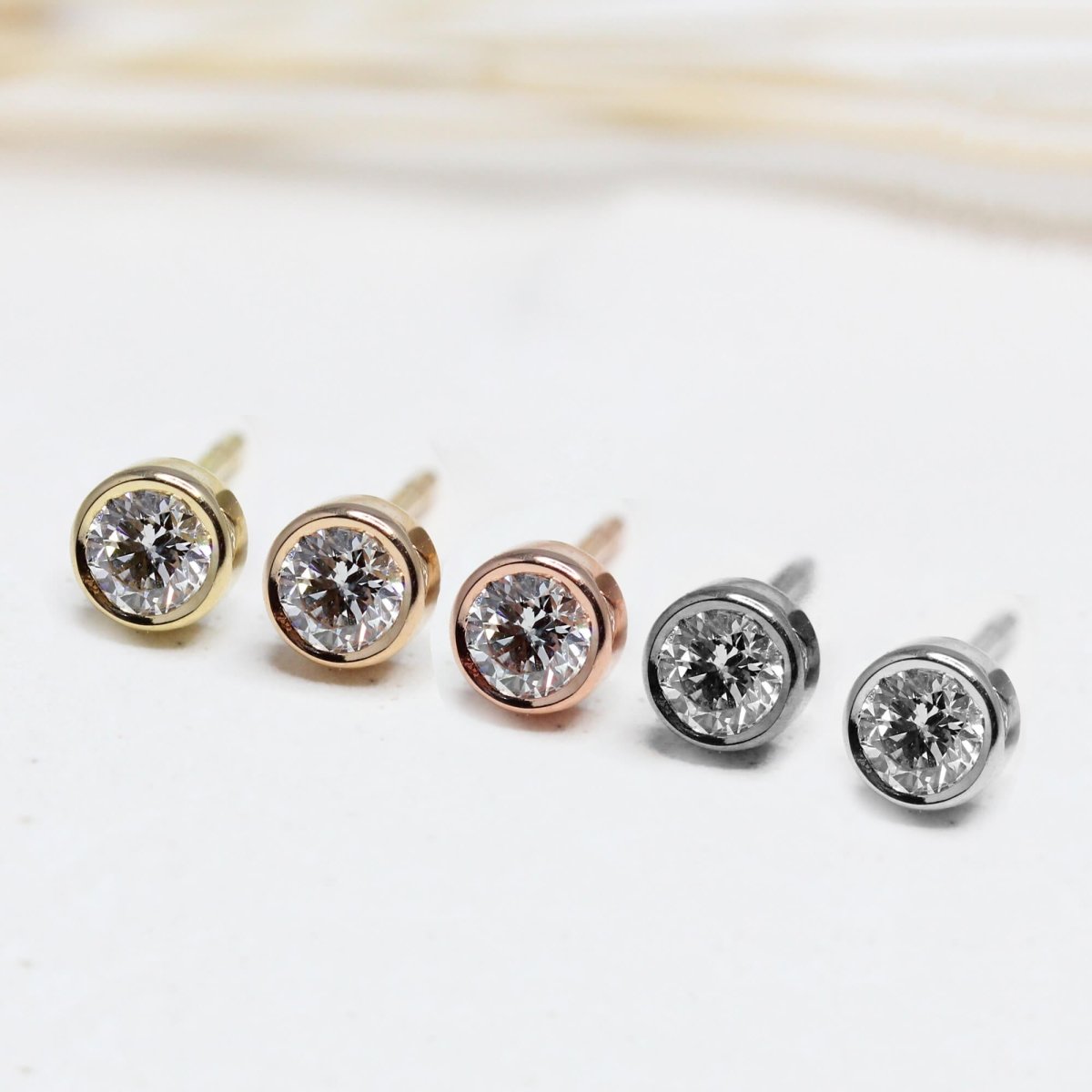 Boucles d'oreille minimaliste en or 18 carats Fairmined et diamant de laboratoire.