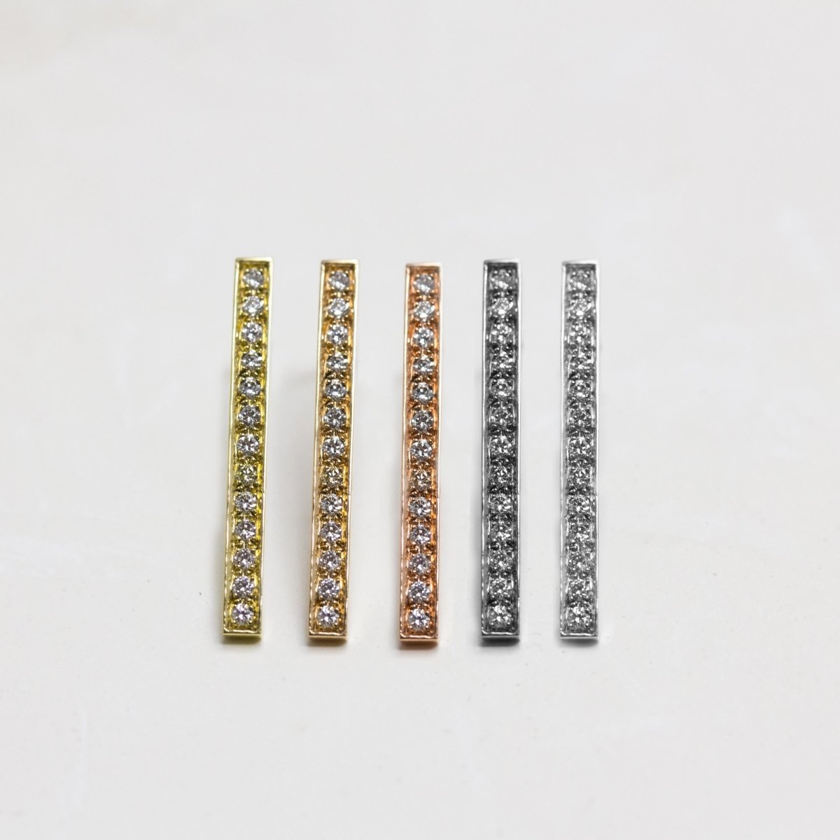 Boucles d'oreille en or et diamants. Fabrication à Paris dans notre atelier de joaillerie.