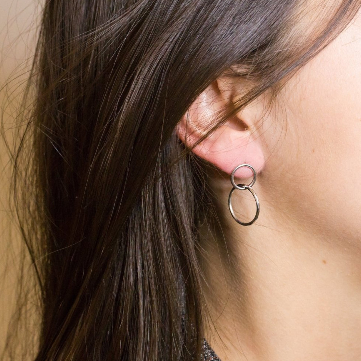 Boucles d'oreille originales cercle facette or Fairmined gris palladié, made in Paris